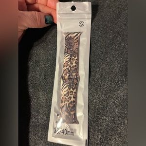 Brand New!
Animal print for Apple Watch 
band size small 
fits 38/40mm